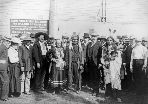 Lillian Smith as Princess Wenona, taken at the 1901 World’s Fair in Buffalo, New York. Centered in the photo is Geronimo. An inscription on the photo says, “General Milles–Indian Congress,” probably meant to commemorate General Nelson Miles’s winning of Geronimo’s surrender in 1886. Image courtesy of Library of Congress.