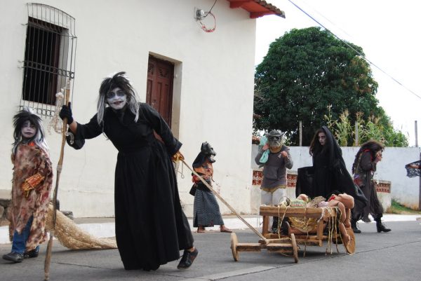 Performers involved in the Suchitoto Project. Photo by Tito Hasbun. Courtesy of the Stratford Festival.